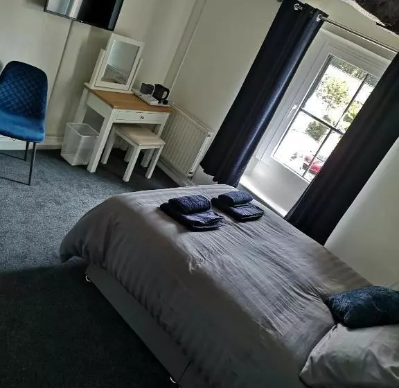 ユースホステル Red Lion Rooms   Self Check In