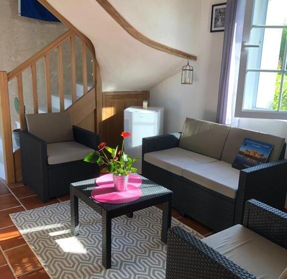 민박 La Tour De La Conterie