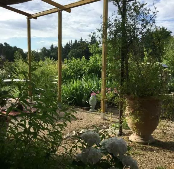 Aamiaismajoitus (B&B) Le Jardin Du Castillon