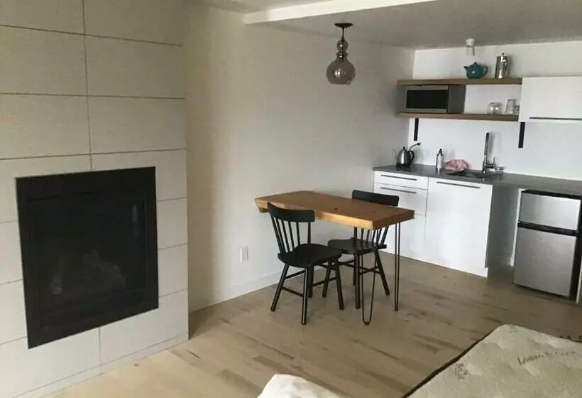 تختخواب و صبحانه 378 Marine Drive