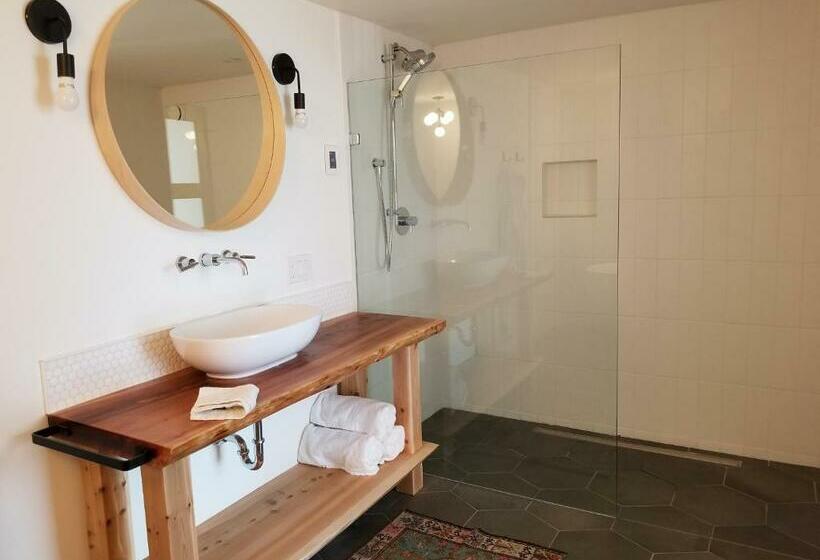 Bed and Breakfast 378 Marine Drive