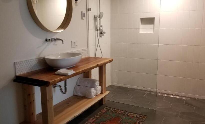 Bed and Breakfast 378 Marine Drive