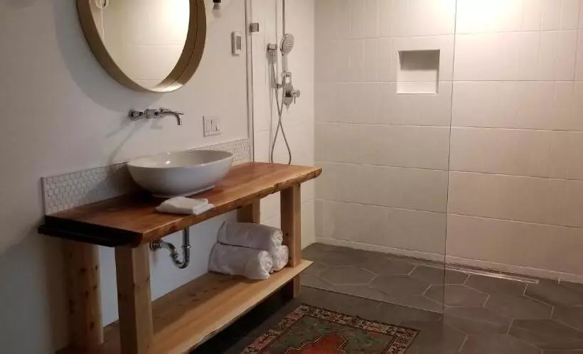 تختخواب و صبحانه 378 Marine Drive