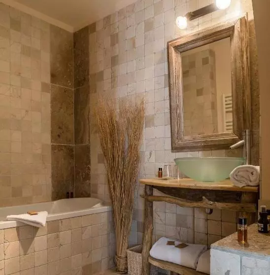 هتل Hôtel Mas Vidau Porte Des Alpilles