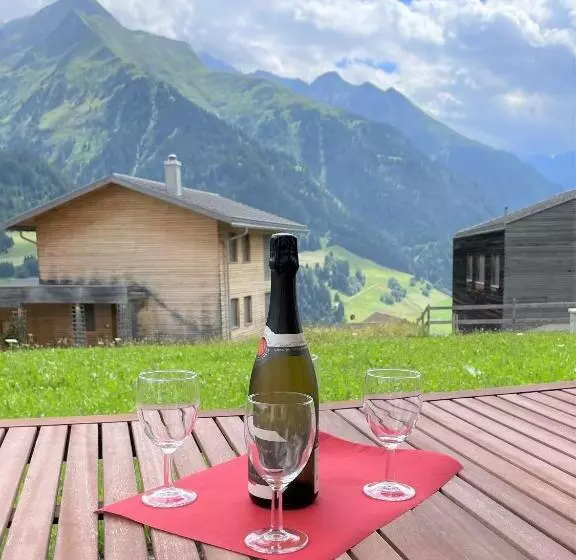 Aamiaismajoitus (B&B) Ferienwohnung Casa Ursin Val Lumnezia