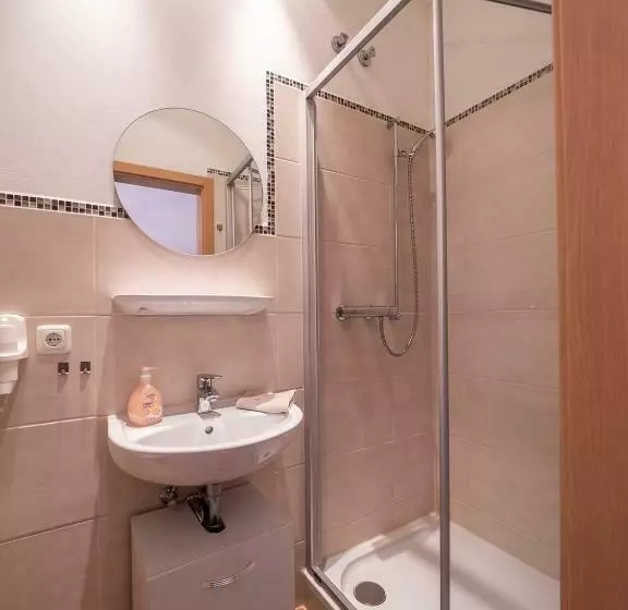 Hotelli Kleinkunstbühne Zur Post Beim John In Obing