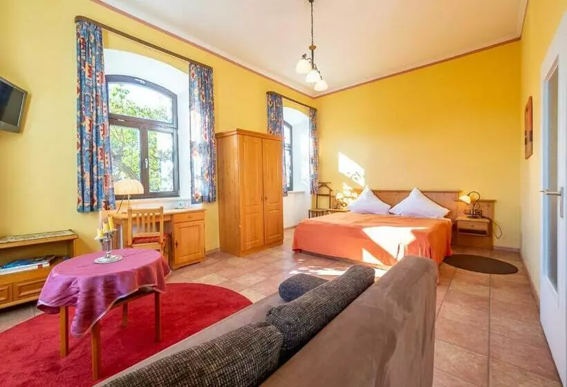 Hotelli Kleinkunstbühne Zur Post Beim John In Obing