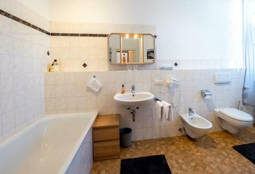 Hotel Kleinkunstbühne Zur Post Beim John In Obing