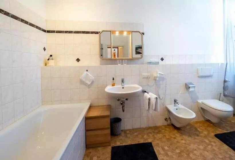 Hotelli Kleinkunstbühne Zur Post Beim John In Obing