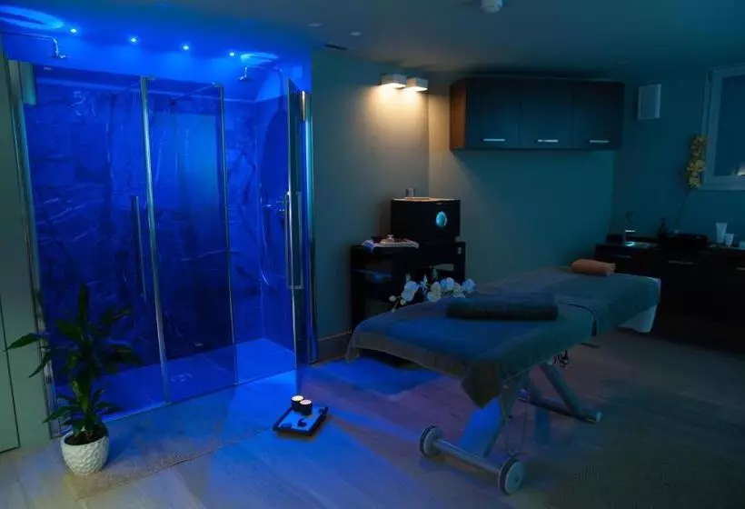 Отель Alexander Charme