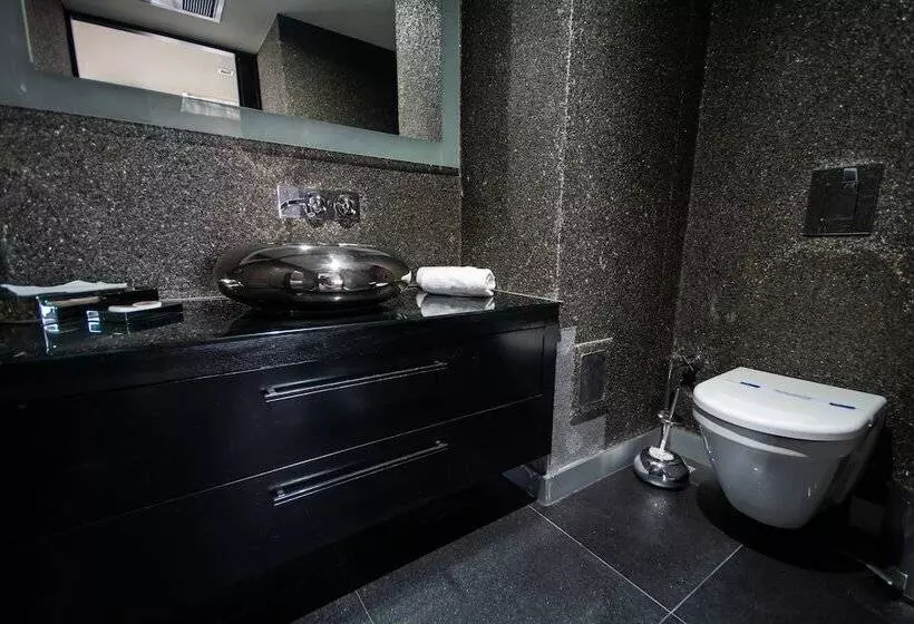 ホテル Vernazza Suites