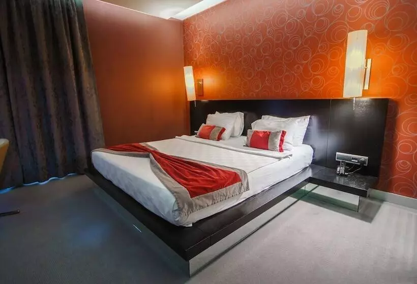 ホテル Vernazza Suites