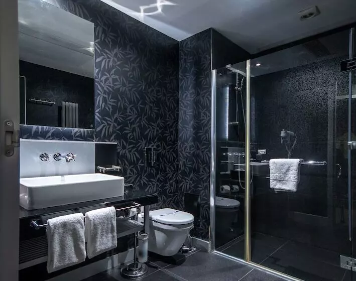 ホテル Vernazza Suites