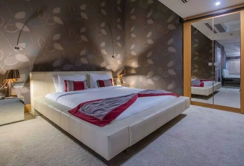 ホテル Vernazza Suites