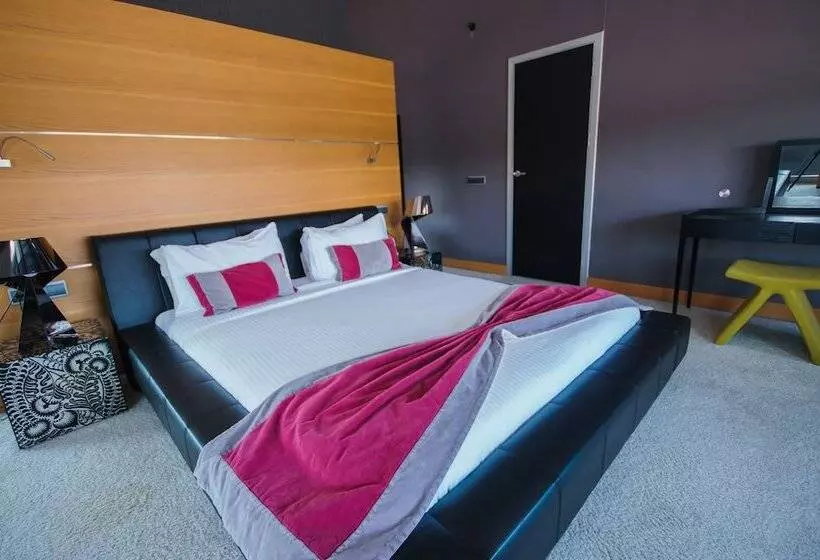 ホテル Vernazza Suites