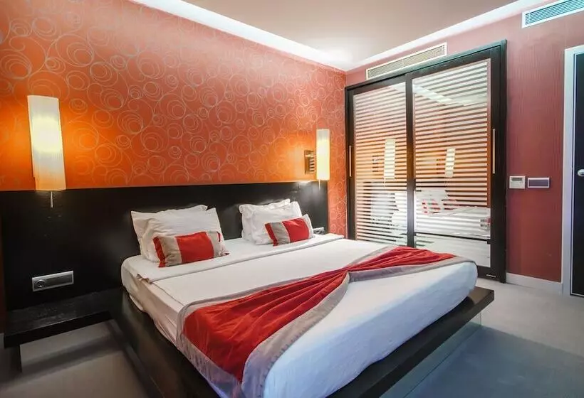 ホテル Vernazza Suites