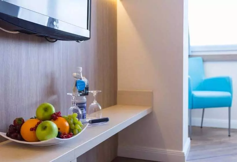 Отель Vier Jahreszeiten Lubeck