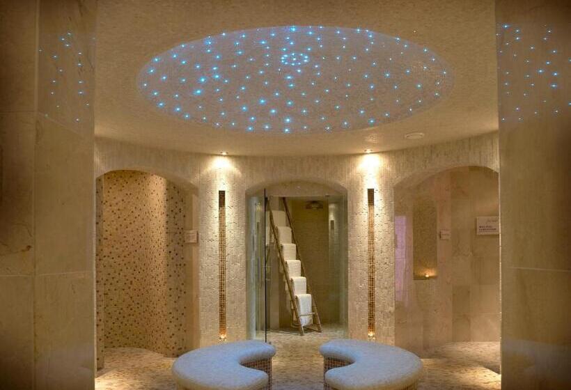 Westport Plaza Hotel, Spa & Leisure