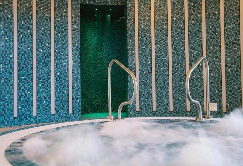 Westport Plaza Hotel, Spa & Leisure