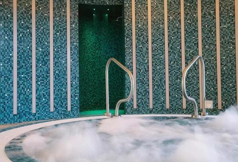 Westport Plaza Hotel, Spa & Leisure