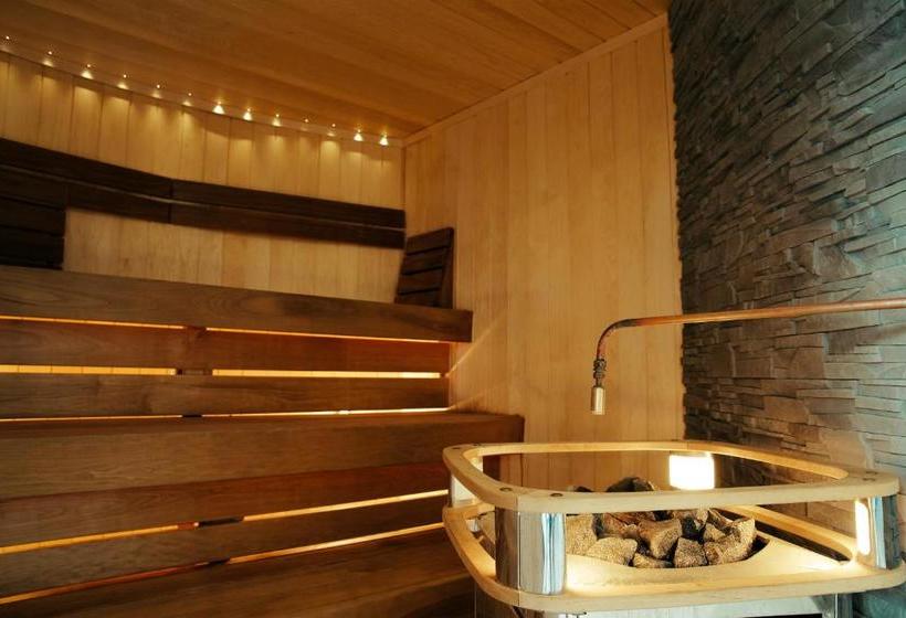 Westport Plaza Hotel, Spa & Leisure