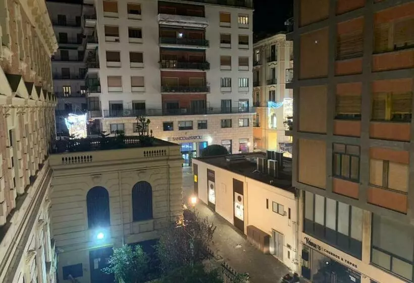 تختخواب و صبحانه Central Palace