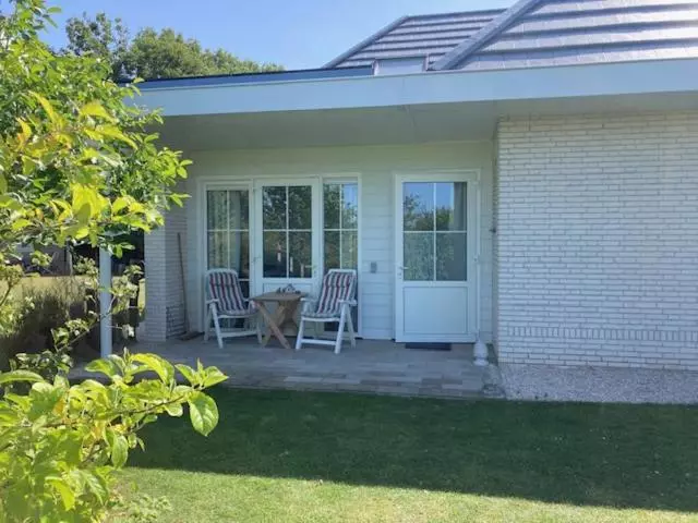 Aamiaismajoitus (B&B) Luxe Prive Kamer   Studio In Villa Aan Zee, Dishoek, Vernieuwd