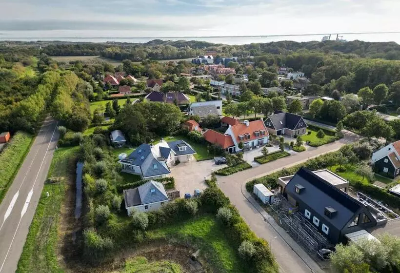 Aamiaismajoitus (B&B) Luxe Prive Kamer   Studio In Villa Aan Zee, Dishoek, Vernieuwd
