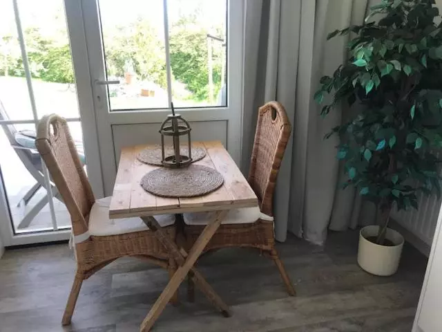 Aamiaismajoitus (B&B) Luxe Prive Kamer   Studio In Villa Aan Zee, Dishoek, Vernieuwd