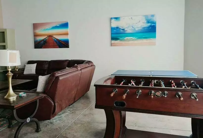 ペンション Sleeps 16 People Goliath Super Apartment 2 Minutes From Sandy Beach