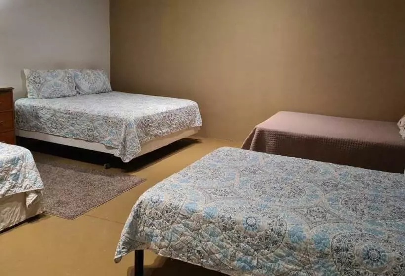 ペンション Sleeps 16 People Goliath Super Apartment 2 Minutes From Sandy Beach