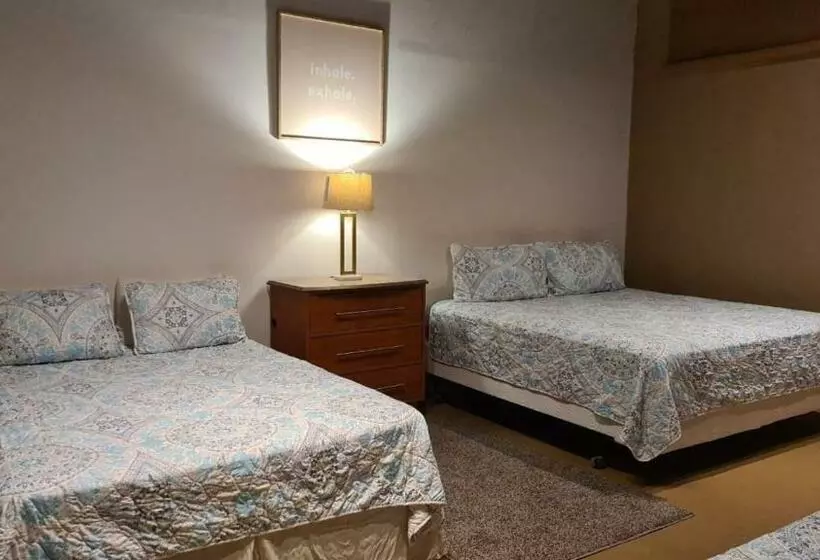 ペンション Sleeps 16 People Goliath Super Apartment 2 Minutes From Sandy Beach