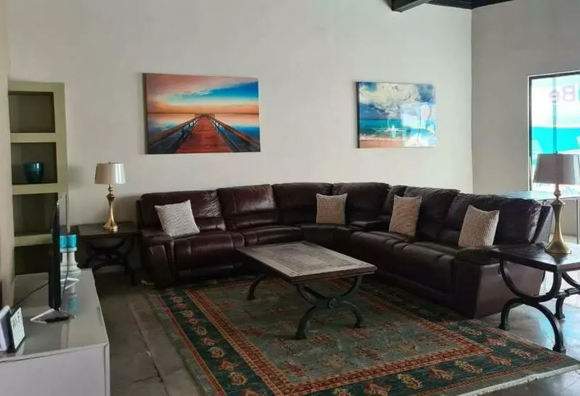 ペンション Sleeps 16 People Goliath Super Apartment 2 Minutes From Sandy Beach