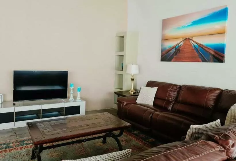 ペンション Sleeps 16 People Goliath Super Apartment 2 Minutes From Sandy Beach