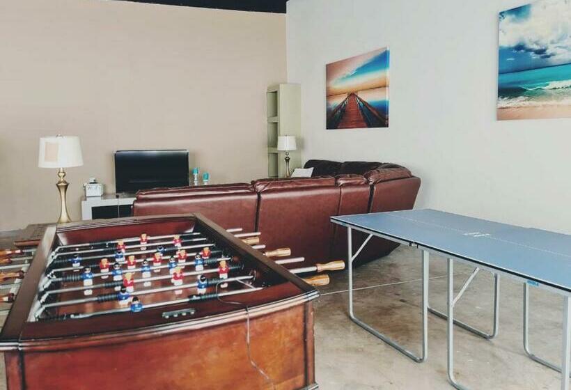 Panzió Sleeps 16 People Goliath Super Apartment 2 Minutes From Sandy Beach