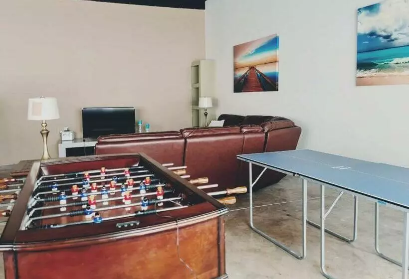 ペンション Sleeps 16 People Goliath Super Apartment 2 Minutes From Sandy Beach