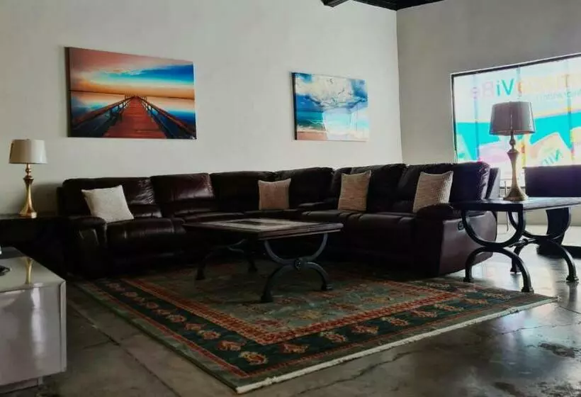 ペンション Sleeps 16 People Goliath Super Apartment 2 Minutes From Sandy Beach