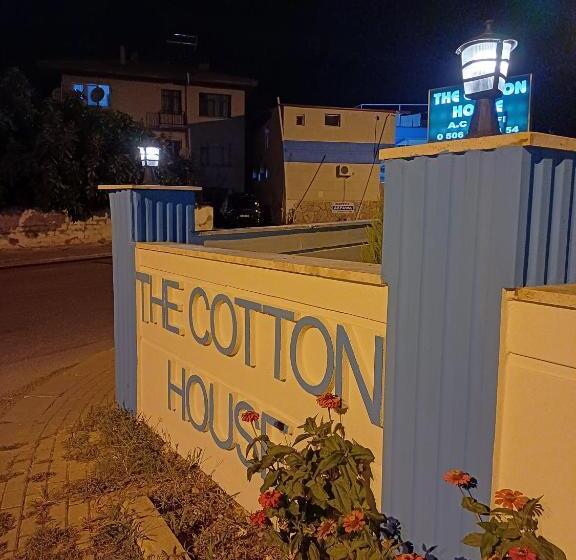 تختخواب و صبحانه The Cotton House