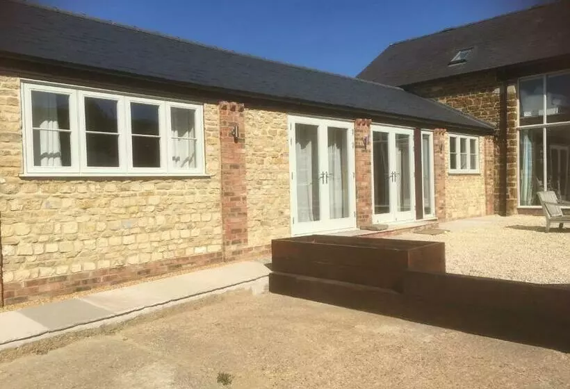 Aamiaismajoitus (B&B) The Grange Silverstone