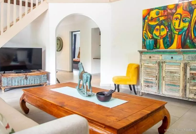 تختخواب و صبحانه Villa « Fleur De Pirate »