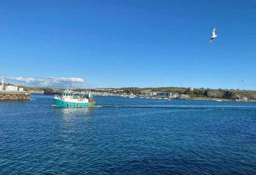 Majatalo Island Lodge Since 1835 Barbican, Free Limited Parking, Dogs Friendly , Perfect For Ferry Terminal