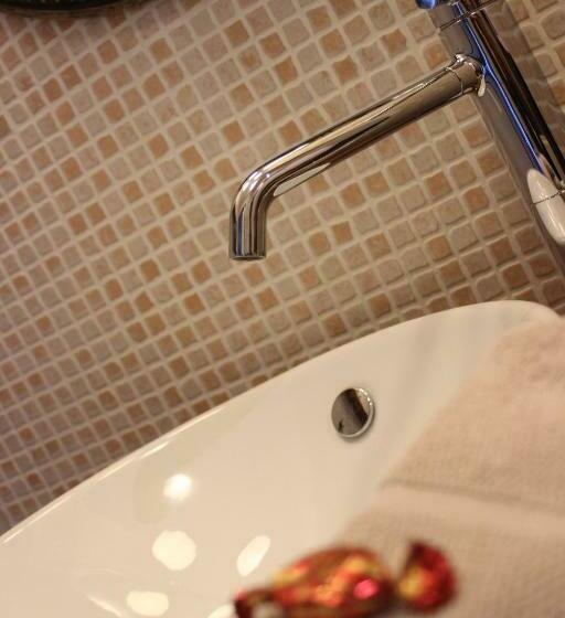 Selemo B&b   Business And Leisure   Guestroom With Private Entrance   Ensuite Bathroom   Free Parkin