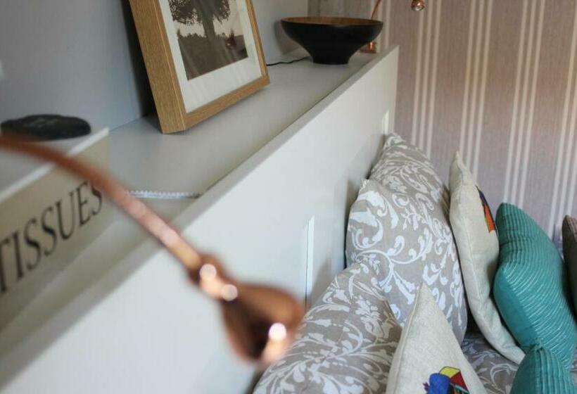 Selemo B&b   Business And Leisure   Guestroom With Private Entrance   Ensuite Bathroom   Free Parkin