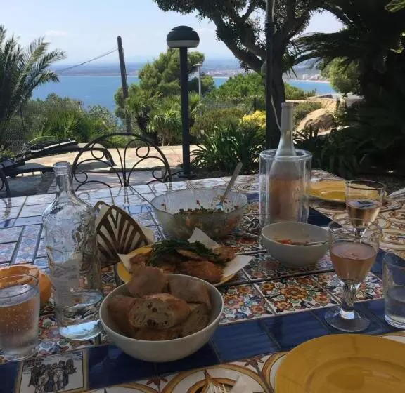 تختخواب و صبحانه Casa De L’albada