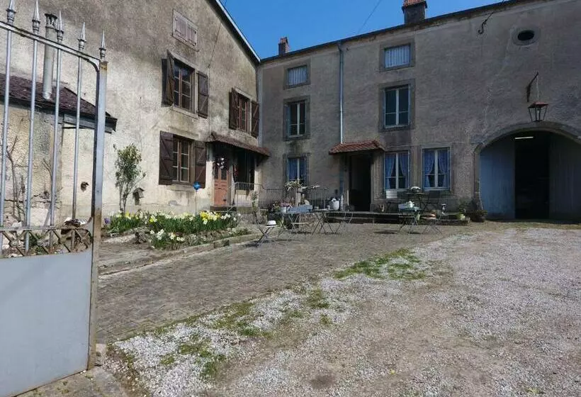 La Maison Du Notaire B&b En Gîte La Belle Rose, Met Zwembad En Huisdier Vriendelijk