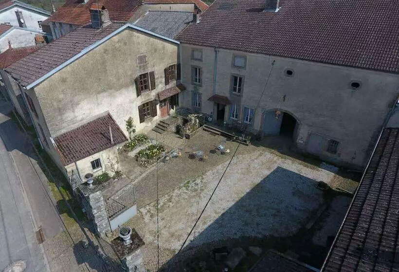La Maison Du Notaire B&b En Gîte La Belle Rose, Met Zwembad En Huisdier Vriendelijk