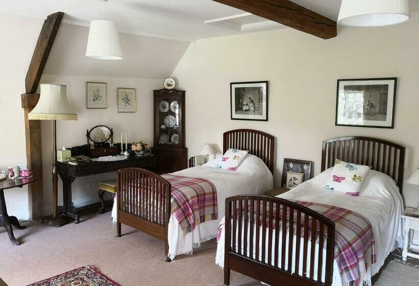 مبيت وإفطار Walnut Tree Farm