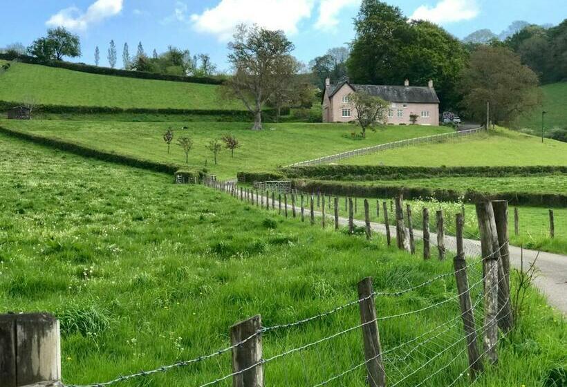 مبيت وإفطار Walnut Tree Farm