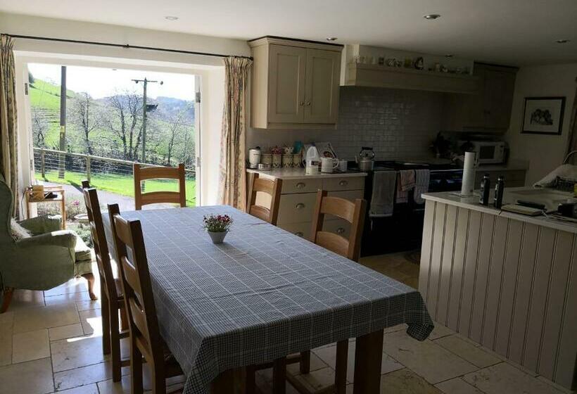 مبيت وإفطار Walnut Tree Farm