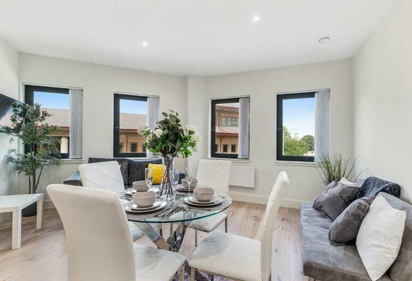 Mondial Apartments At Heathrow